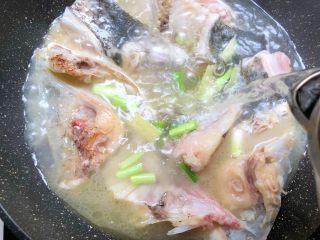 11、鱼头豆腐汤,倒入1000g开水，大火炖5分钟，转中火炖15分钟