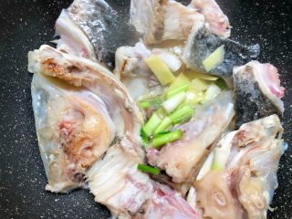 10、鱼头豆腐汤,俩面都煎好以后，放入姜片和葱段爆香