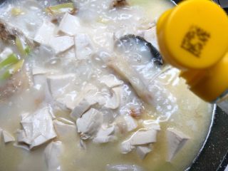 14、鱼头豆腐汤,加入2g醋