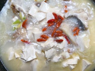 16、鱼头豆腐汤,炖好放入枸杞