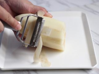 1、糖醋藕丁,藕洗净去皮。