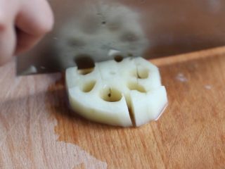 2、糖醋藕丁,藕切厚片切成丁。