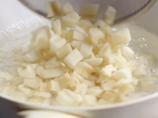 4、糖醋藕丁,烧开一锅水，加些许盐和油。放入藕丁焯水二三分钟。