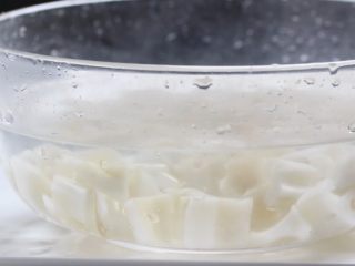 5、糖醋藕丁,捞出藕丁，过几遍凉水直至彻底冷却。