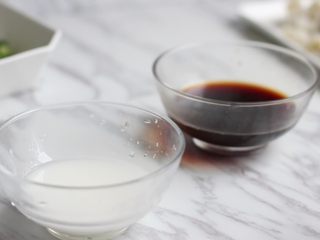 7、糖醋藕丁,准备一小碗水淀粉。