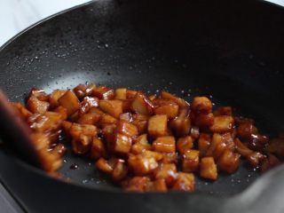 10、糖醋藕丁,翻炒均匀。