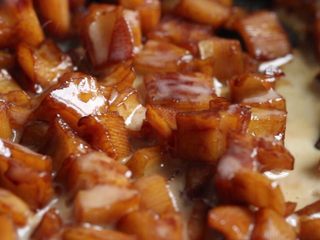 11、糖醋藕丁,淋入水淀粉。