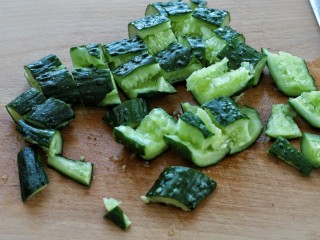 5、拍黄瓜,再切成小段