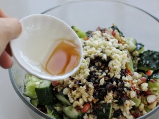 12、拍黄瓜,调入香油