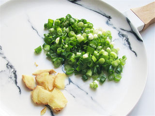 4、红烧糖醋排骨,将葱、姜切好备用