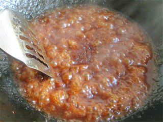 11、红烧糖醋排骨,加适量淀粉水勾芡成糖醋浓汁