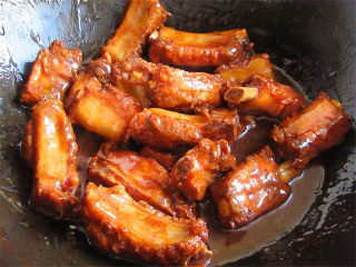 12、红烧糖醋排骨,将煮好的排骨捞出倒入翻炒，裹上均匀的糖醋汁即可关火