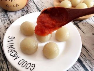 10、Q弹土豆丸子,沾着酸酸甜甜的西红柿酱，美味极了，也可以做肉酱来沾着吃；