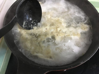 3、红烧翅中,煮的过程中用勺子撇去表面的浮沫。