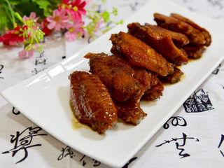 11、红烧翅中,做好后放入盘中。