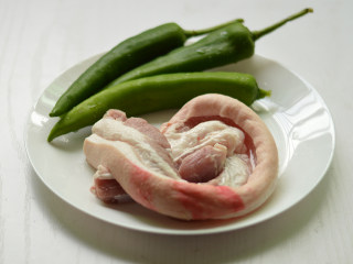 1、青椒小炒肉,材料准备好