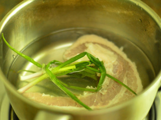 2、青椒小炒肉,五花肉去皮，冷水下锅，放入葱结，焯水后捞出