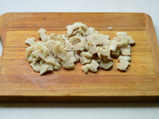 3、青椒小炒肉,随后切成薄片