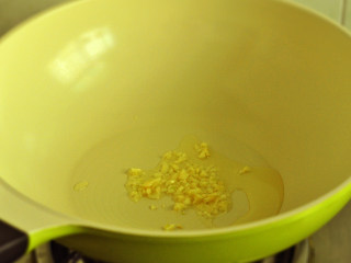 5、青椒小炒肉,锅里放少许油，先爆香姜蓉