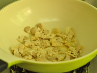 6、青椒小炒肉,随后放入五花肉，煸炒出油脂