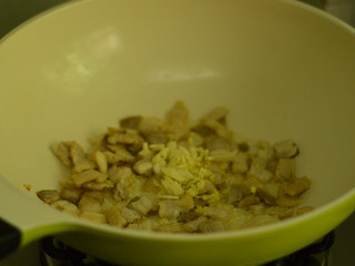 7、青椒小炒肉,再放入蒜沫炒香