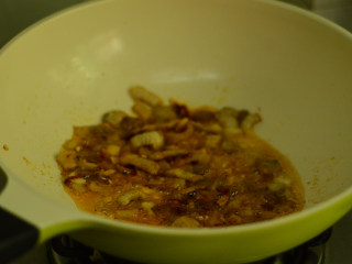 8、青椒小炒肉,加入一勺豆瓣酱，炒制上色