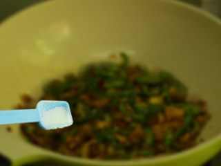 10、青椒小炒肉,调入盐和白糖