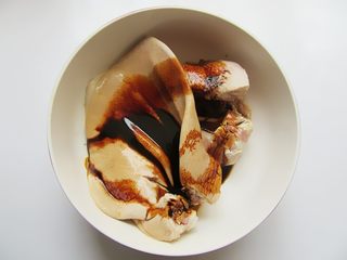 2、凉拌猪耳朵,先加入点料酒揉搓去去异味，然后冲洗干净，再倒入老抽2汤匙按摩腌制15分钟