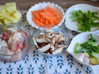 1、家常黄焖鸡,准备食材，鸡腿切块，蔬菜切片