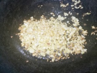 4、低脂低卡的手撕杏鲍菇,热锅热油，加大蒜爆香。