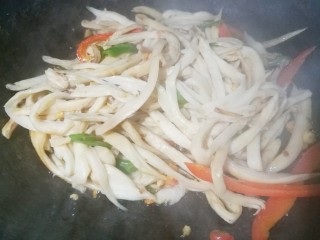 6、低脂低卡的手撕杏鲍菇,下杏鲍菇炒软。