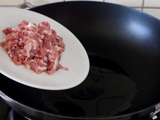 3、魚香肉丝,5.热锅热油下肉丝滑炒断生。油要多放些，一次性放足。