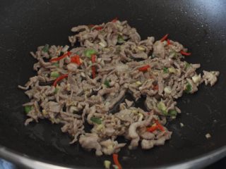 4、魚香肉丝,7.全部拌炒匀盛出备用。