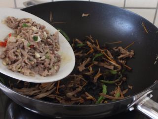 6、魚香肉丝,10.接下来将肉丝倒回锅中。