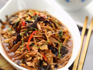 7、魚香肉丝,12.盛入鱼盘中张显鱼香之味。