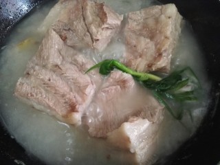 1、扣肉,五花肉处理干净，放入锅中加入适量清水，一小把葱结，一小撮花椒，几片姜大火烧开转中火煮至一小时左右。