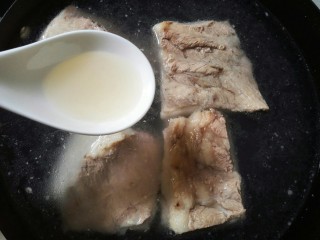 5、扣肉,放入冷水中，加入一勺白醋。