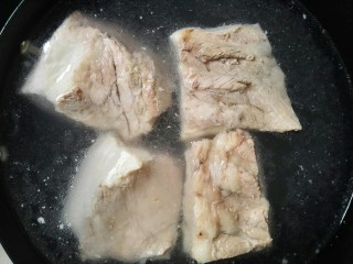 6、扣肉,浸泡20分钟左右。