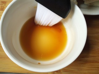 7、扣肉,取一小碗加入一勺蜂蜜，一勺清水搅拌均匀。