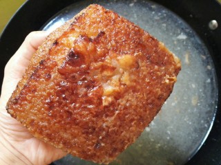 11、扣肉,浸泡30分钟左右表皮起皱即可。