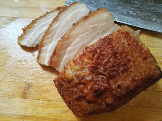 12、扣肉,把肉切成约0.5cm的厚片。