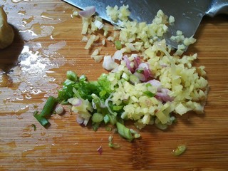 13、扣肉,葱头和姜切碎