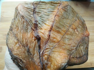 15、扣肉,金灿灿的，叶子部分打开好像一层薄膜。