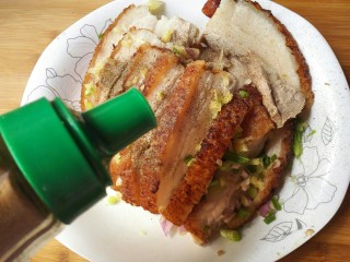 20、扣肉,适量五香粉。