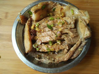 23、扣肉,和均匀，然后把肉摆入盆中（做了三分）。