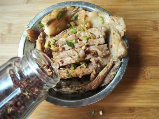 24、扣肉,撒几颗花椒。