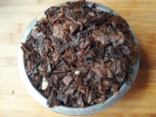 25、扣肉,放上水盐菜（因为水盐菜有盐味，所以整个过程都不要加盐）。