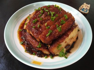 29、扣肉,也可以撒撒一点葱花（看自己喜好也可以不要）。