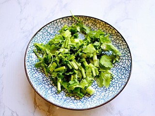 4、凉拌黄瓜,香菜切小段