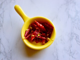 5、凉拌黄瓜,干辣椒切小段